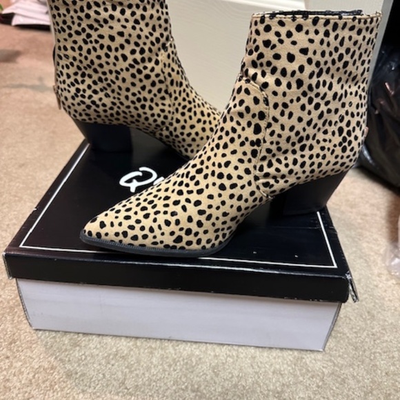 NIB QUPID LEOPARD CHEETAH FAUX FUR SHORT BOOTIE SIZE 6 - Picture 1 of 6